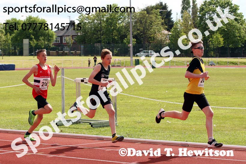 Boys under-15s 800 metres, North Eastern Track and Fields Champs., Middlesbrough. Photo: David T. Hewitson/Sports for All Pics